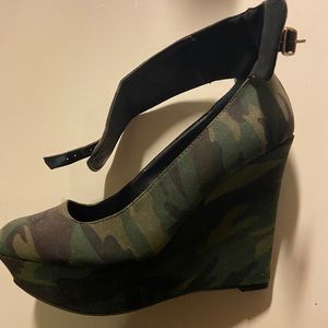 Cute camo wedges!! Barely worn!!